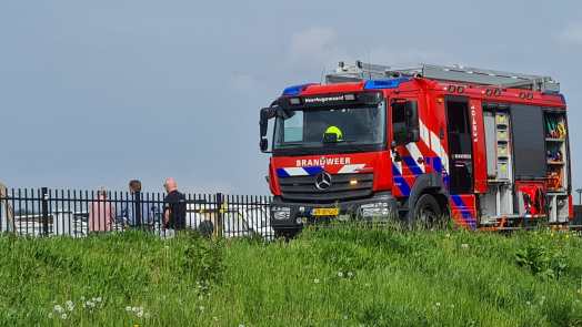 Brandweer redt zinkende boot in jachthaven Broekhorn
