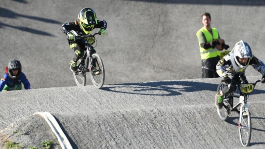 Rijders gaan de strijd aan tijdens BMX-wedstrijden in Heiloo π