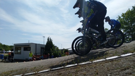 “Zo gauw als je rechtop bent: trappen!” Spannende fietscrossdag in Heiloo
