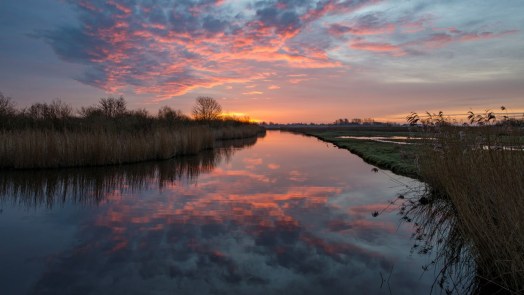 Betoverend avondlicht op de sloten: vaartocht door Eilandspolder als de zon zakt π
