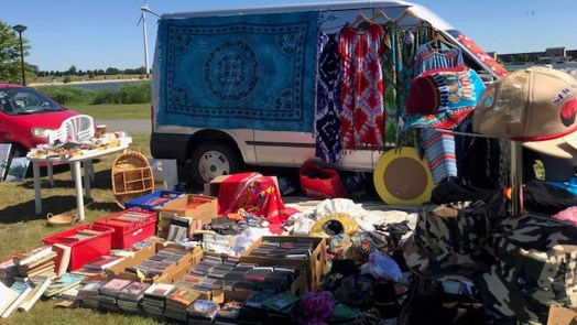 Kofferbakmarkt bij Strand van Luna π