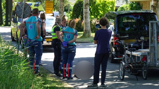 Driewielfiets rijdt tegen stilstaande aanhangwagen in Bergen