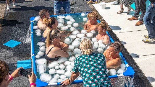 IJskoude taferelen op bedrijventerrein Beverkoog: ‘Het water is twee graden’