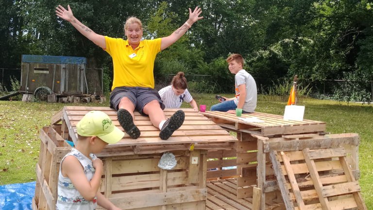 Timmerdorp voor kinderen met beperking bij kinderboerderij in Zuid-Scharwoude π
