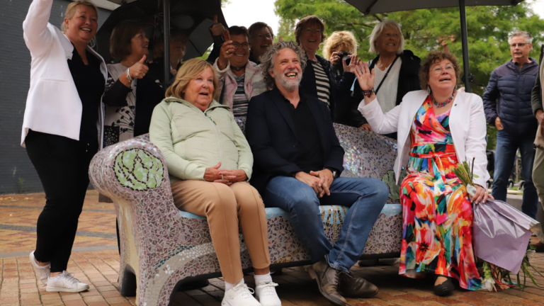 ‘Sociale sofa’ onthuld in Heerhugowaard: ‘De bank zit goed’