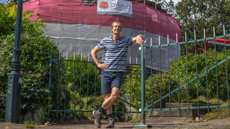 De Molen van Piet staat weer strak in de verf, maar wind en bomen blijven een punt van zorg