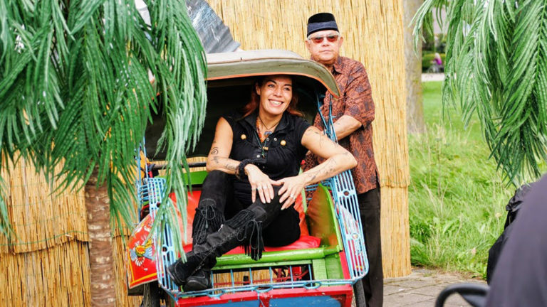 Indonesische sferen in Oudorperpolder met muziek, dans en heel veel eten π