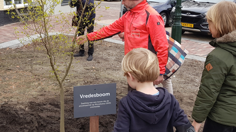 Wethouder Schouten en burgemeester Schouten openen Vredesweek in Alkmaar ๐