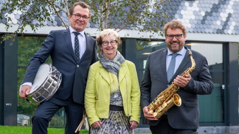 Burgemeester en wethouder brengen muziek in Dijk en Waard tijdens Koffieconcert ๐