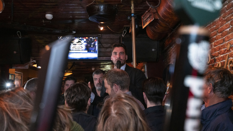 Drukte in de kroeg als Thierry Baudet zijn opwachting maakt: “Volle bak in Alkmaar”