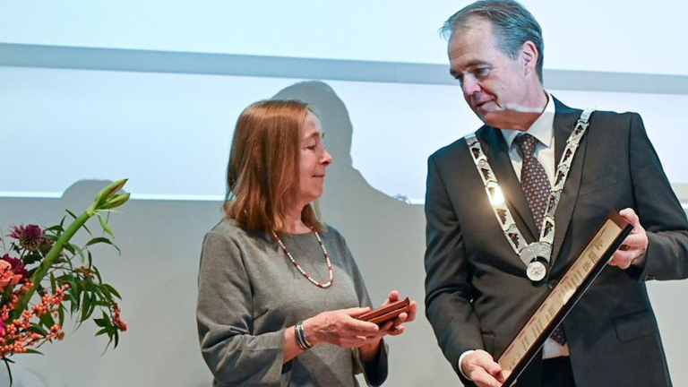 Marianne van Gils ontvangt muzepenning van gemeente Bergen