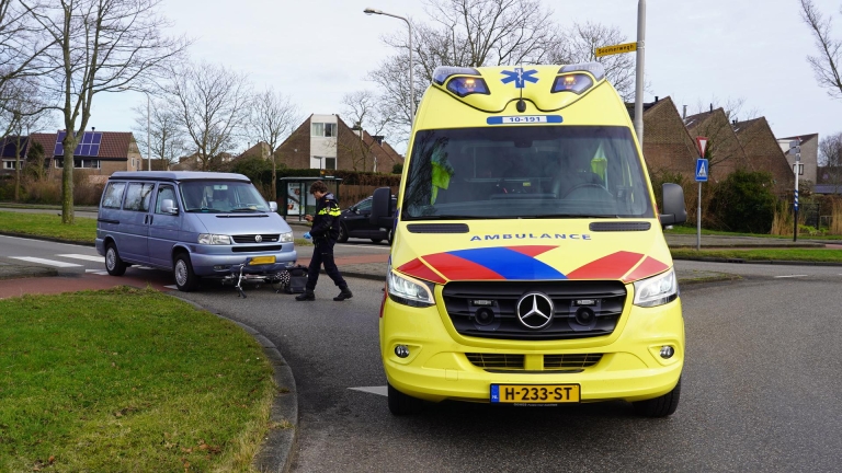 Fietsster aangereden met camperbus: gewond naar ziekenhuis