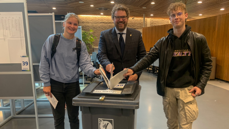 Jarige Tess en Stijn (18) stemmen voor het eerst en samen met burgemeester: “Ik vind vrijheid heel belangrijk”