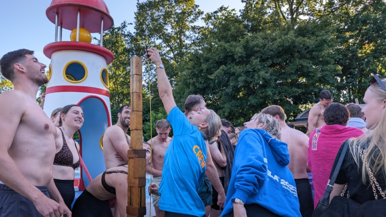 Bloedfanatiek het water in tijdens Sportweek Langedijk: “Het is zo gezellig. Echt dorps”