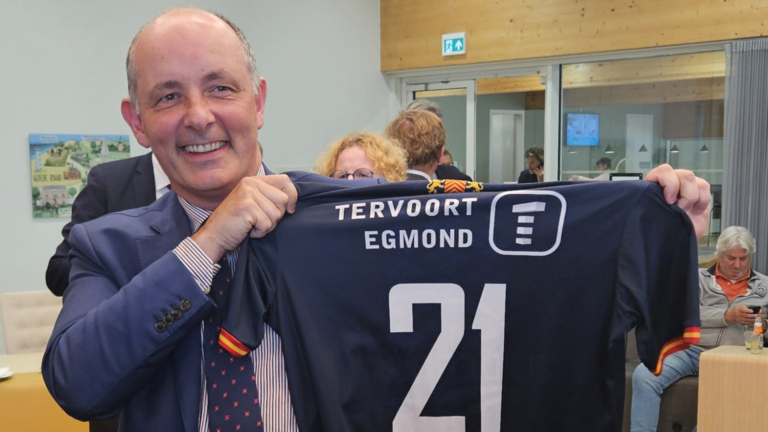 Feestje met taart in de raadzaal, groen licht voor sportcomplex: “VV Egmond ligt op koers”