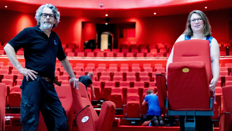 Nieuwe stoelen en tapijt in grote zaal van Theater Cool