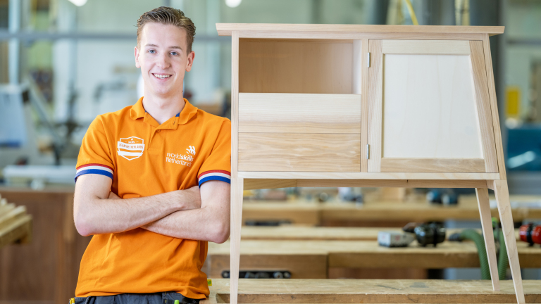 Jort Rommel (19) is straks misschien wereldkampioen Meubelmaken: “Weet nog niet hoe goed de anderen zijn”