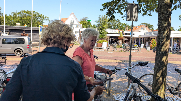Heliumballonnen voor de hoogte en lijnen voor omvang op plein Bergen: “Zo massaal vindt men het”