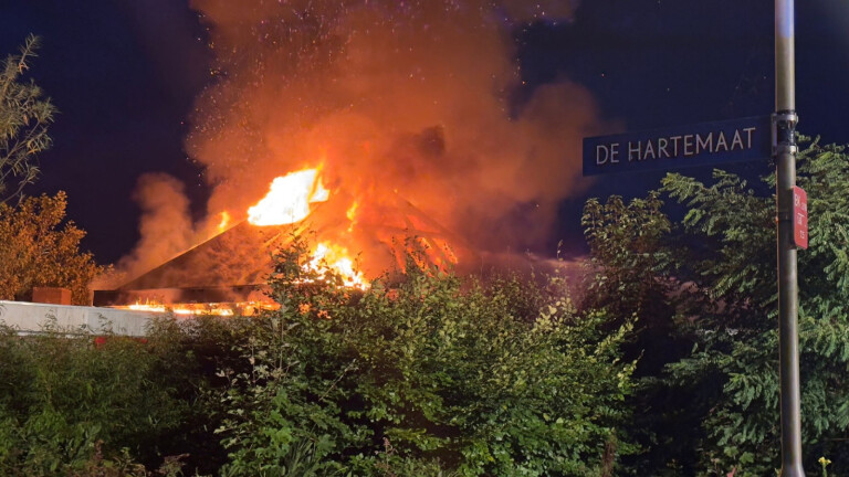 Grote brand in Uitgeest te zien in wijde omtrek, gezinnen geëvacueerd
