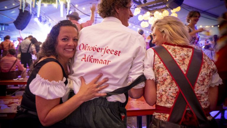 Bratwurst, lederhosen en grote pullen bier op de Paardenmarkt tijdens Oktoberfest