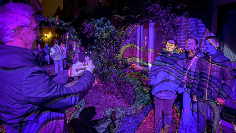Bezoekers in de spotlight op Alkmaar Light Festival: “Het is hier leuker dan in Amsterdam”