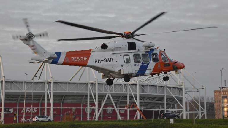 Helikopter landt bij AZ-stadion na evacuatie op zee