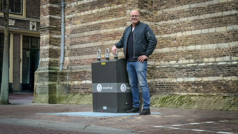 Afvalcontainers Alkmaarse binnenstad weer grauw en saai: “Afschuwelijk”