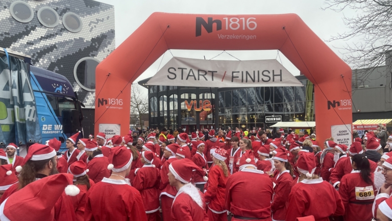 Rood-witte straten in Heerhugowaard door Santa Run: “Die broek zakt helemaal af joh!”