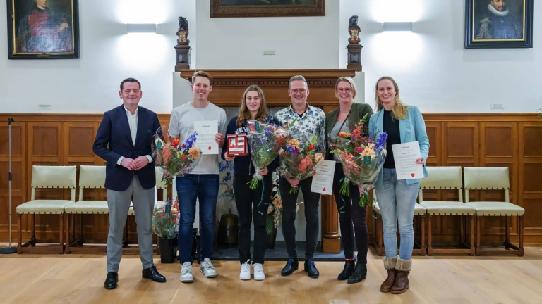 Alkmaarse zwemkampioenen in het zonnetje gezet in het stadhuis