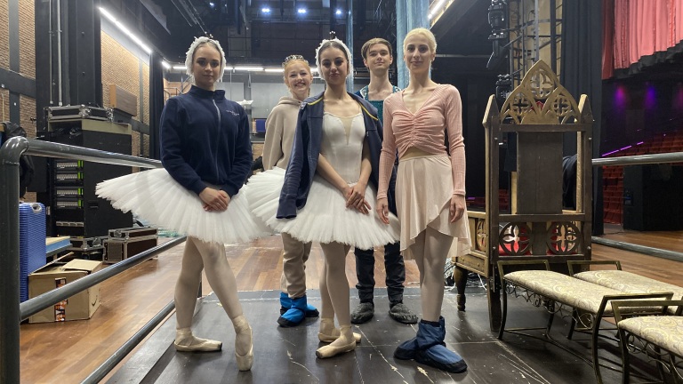Terwijl vrienden en familie aan het front vechten, speelt een balletgroep uit Charkiv voor een uitverkochte Vest