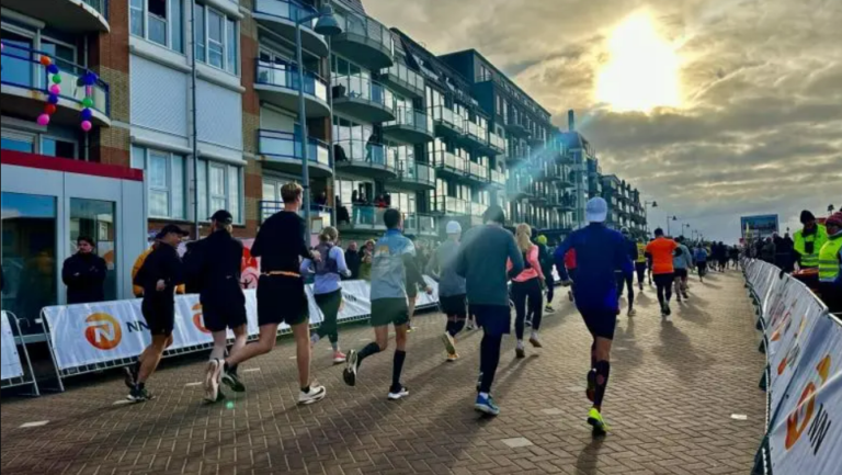 Zon, bekende gezichten en verbroken record tijdens jubileumeditie Egmond Halve Marathon