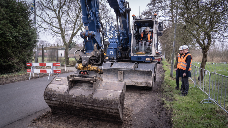 Schop in grond voor fietsstraat Gedempte Veert: bouw 80 nieuwe woningen daardoor ook stap dichterbij