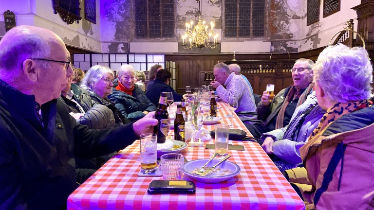 Gezellig met z’n allen aan de Stamppot voor een beter toilet: “Die dateert nog uit de jaren 80”