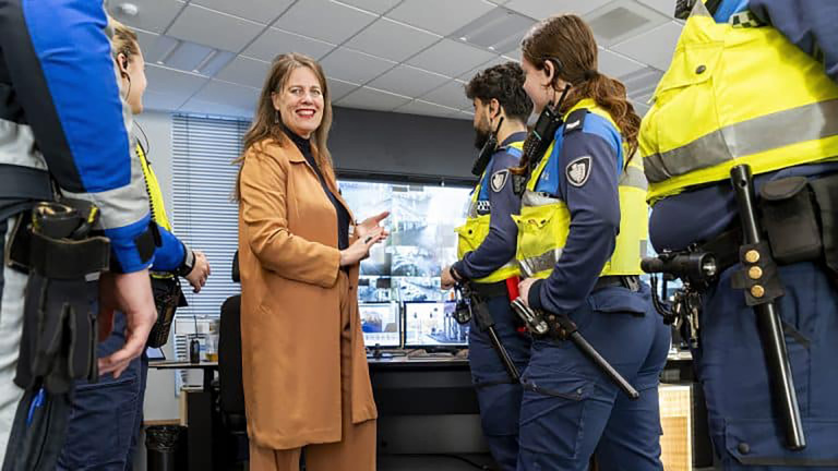 Alkmaarse toezichthouders voortaan uitgerust met korte wapenstok: “Laatste redmiddel bij escalatie”