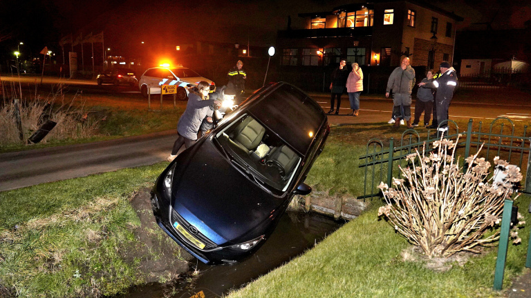 Autorit naar hondenclub eindigt in slootje langs Kanaalweg in Akersloot