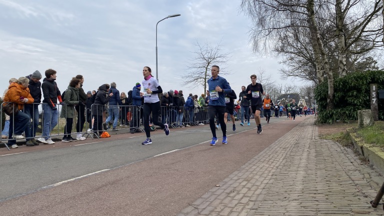 Tienduizend hardlopers zorgen voor waar hardloopfestijn in Schoorl: “Heel Schoorl bloeit hierdoor op”