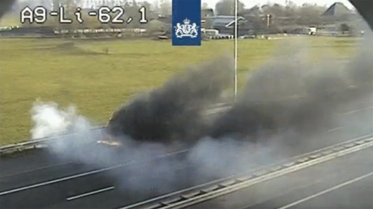 Brandend busje zorgt voor enorme vertraging op A9 bij Uitgeest