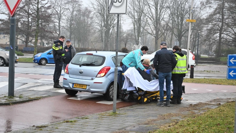 Voetganger aangereden op zebrapad in Castricum, slachtoffer naar ziekenhuis