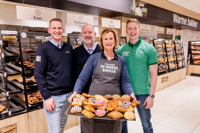Lidl De Mare heropent na opfrisbeurt en uitbreiding; bloemetje voor de eerste klanten