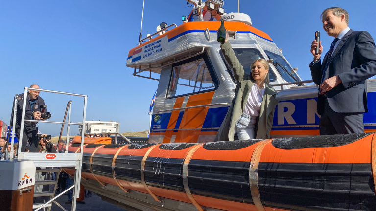 Best bewaarde geheim Egmond ligt nu op straat: KNRM doopt nieuwe reddingboot ‘Irene & Henk’