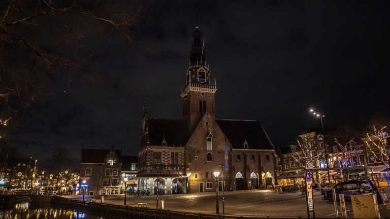 Alkmaars mooiste monument al dagen donker: “We hebben geen idee!”