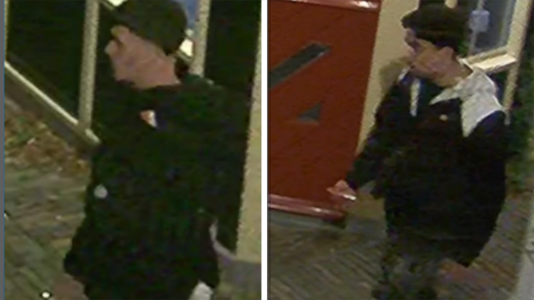 Twee foto's van een persoon die binnen in een gebouw loopt, beide beelden zijn wazig. De persoon draagt een donkere pet en een donkere jas met een lichte capuchon of sjaal. In de linker foto kijkt de persoon naar links, terwijl hij in de rechter foto naar voren kijkt en iets in zijn hand houdt.