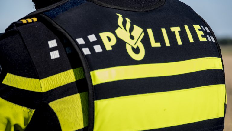 Aanhouding en beslaglegging op panden na vinden van drugs, vuurwapens en groot geld