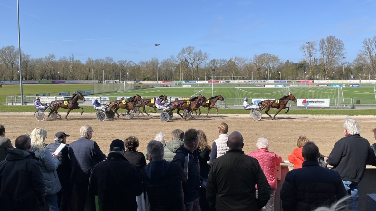 Paardensport, gezelligheid en wedden: Alkmaarse drafbaan verwelkomt een nieuw seizoen