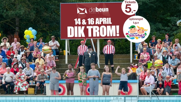 Een theateraffiche voor "Dik Trom" met een publiek van mensen in kleurrijke kostuums voor een zwembad, begeleid door een groot bord dat de data van het evenement en ticketprijs vermeldt.