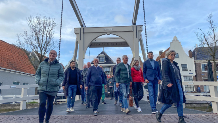 Alkmaarse raad bezoekt verdeeld Graft en De Rijp: “Ik hoor vanavond inwoners die niet willen dat zaken politiek worden”