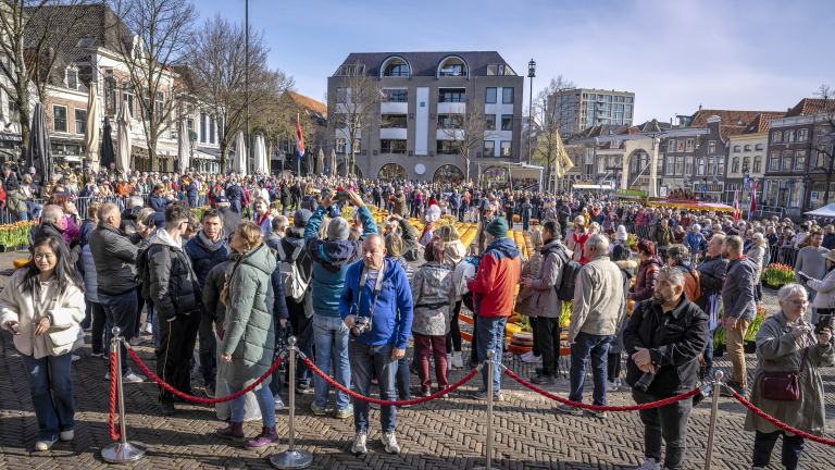 Toeristen overspoelen Alkmaarse tulpenkaasmarkt