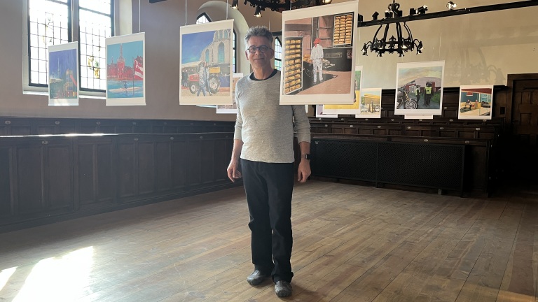 Met zijn iPad als doek door de stad, op zoek naar Alkmaars veelzijdigheid: “Deze stad is zó divers”