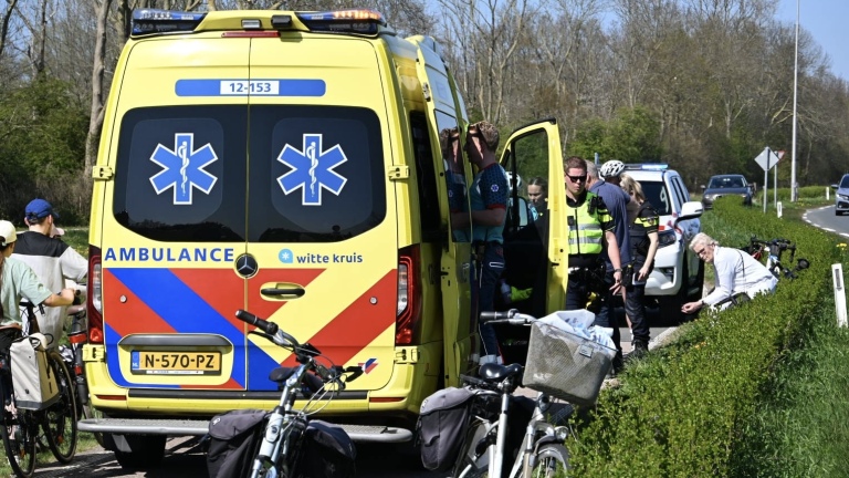 Groepje wielrenners komt in botsing met echtpaar in Castricum, wielrenner naar het ziekenhuis