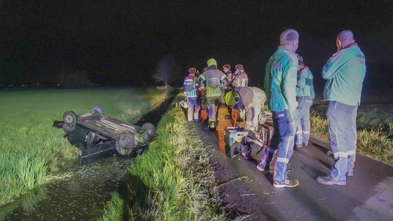 Hulpdiensten rukken uit voor auto die op de kop in sloot ligt, bestuurder blijkt spoorloos